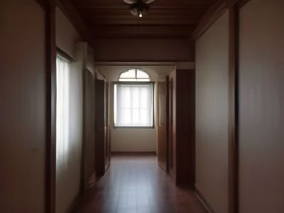 温暖私密的室内空间中柔和光线透过纱帘洒落在木质地板上呈现安全与信任的氛围画面暖色调专业感强